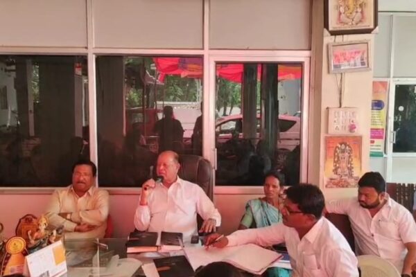 ઉમરગામ તાલુકામાં પાણીની કટોકટી નિવારવા ધારાસભ્ય રમણ પાટકરના નિવાસસ્થાને બેઠક