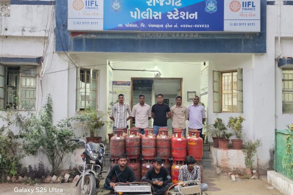 પંચમહાલમાં પ્રાથમિક શાળાઓ અને આંગણવાડીઓમા ગેસ સિલીન્ડરની ચોરી કરતી ત્રિપુટી ગેંગને રાજગઢ પોલીસે ઝડપી